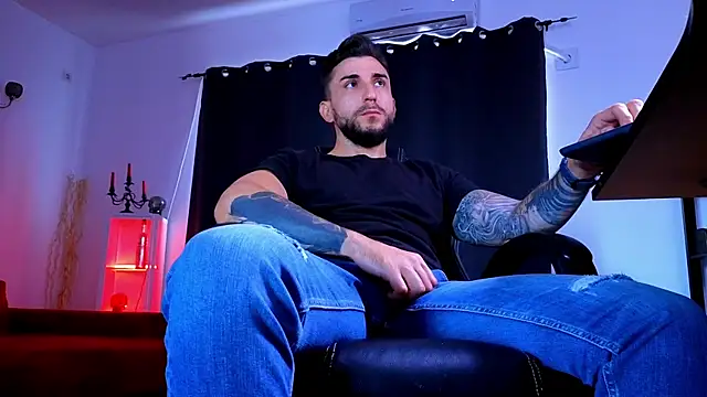 MightyAaron66 Adlı Modelin Canlı XXX Sohbeti