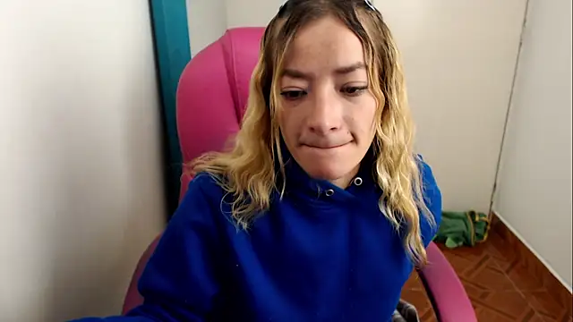 zoe_jones13's Live XXX Chat