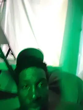 BlackD4uxo Show in webcam