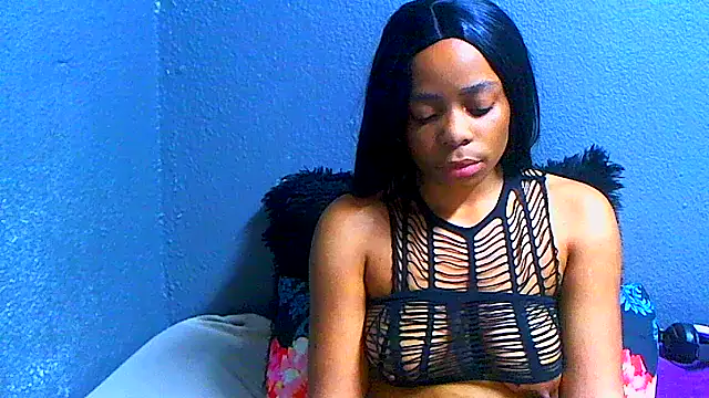 Chat +18 de SMALLBOOBSXX ao vivo