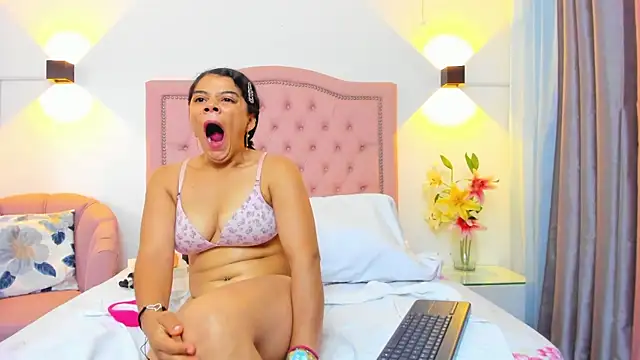 JulieeHabubu's Live XXX Chat