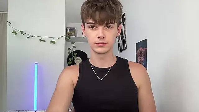 Pokazy przed kamerką – YourMilkyGuy