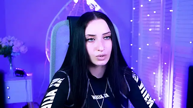 MonicaLowes Adlı Modelin Canlı XXX Sohbeti
