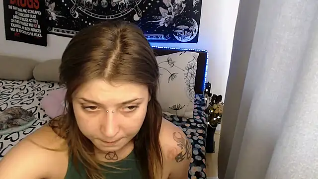 AlienforTwenty Chat XXX live