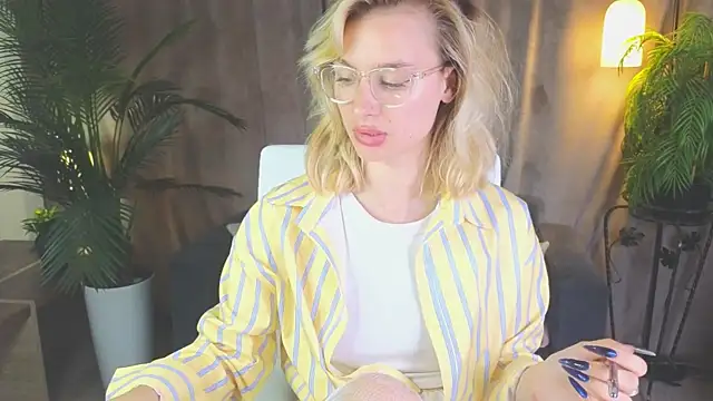 Chat +18 de NoraMoreau ao vivo
