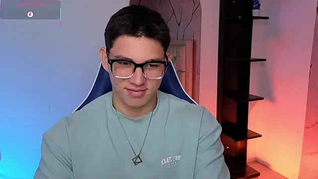 צ'אט XXX בשידור חי של JamesCr_