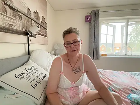 Curvy-Jinx Live XXX-Chat
