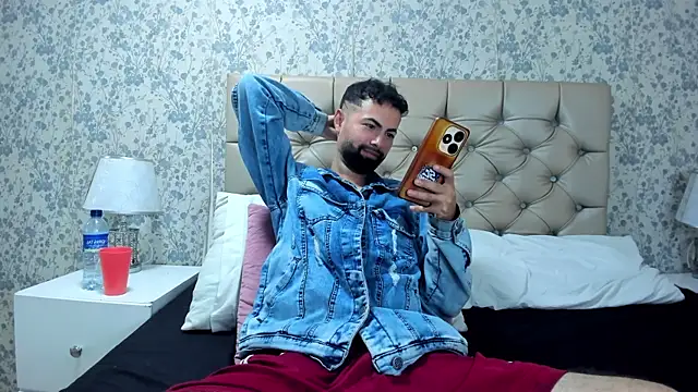 צ'אט XXX בשידור חי של AndrewCrooss