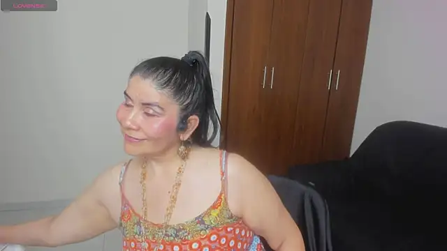 Chat XXX en directo de kiraGeiner