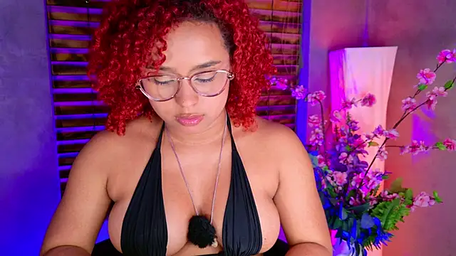 lara_curly live XXX chat