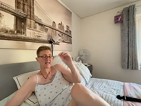 Curvy-Jinx Live XXX-chat