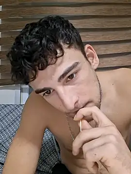 Yasinyasin7 Adlı Modelin Canlı XXX Sohbeti