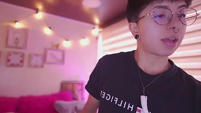XXX chat uživo modela tommy_blue