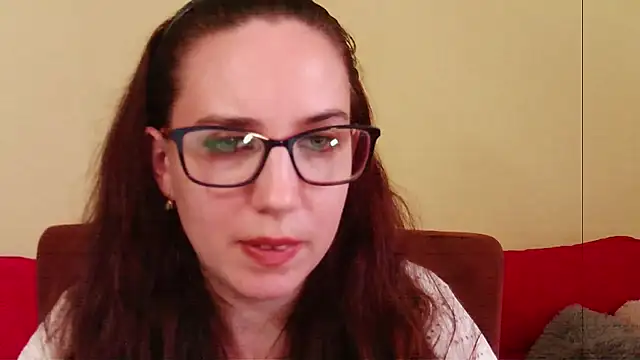 XXX chat uživo modela EmilyHotAngel
