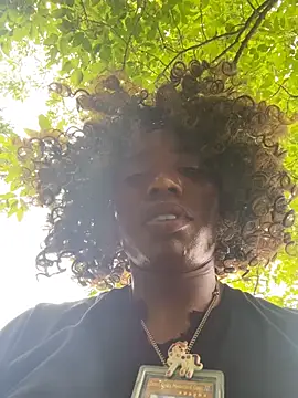 frenchiego: διαδικτυακό σόου στην κάμερα