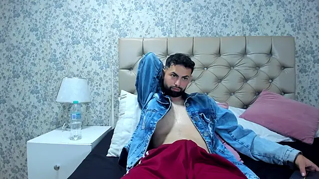 XXX chat uživo modela AndrewCrooss