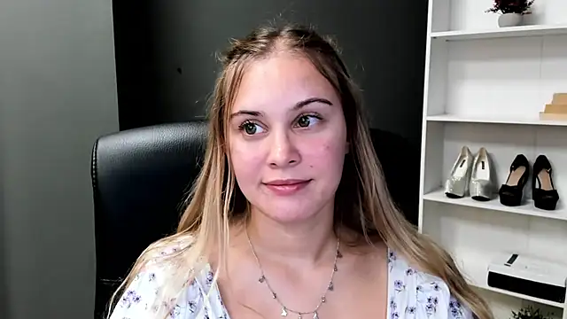 Chat +18 de kitty_valeria ao vivo