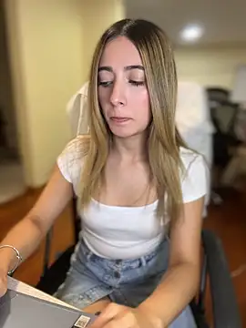 kloe__t18 Adlı Modelin Canlı XXX Sohbeti