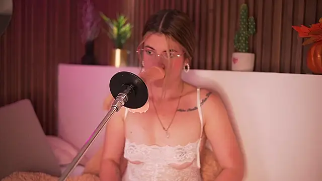 MiaTorres4 élő XXX-chatje