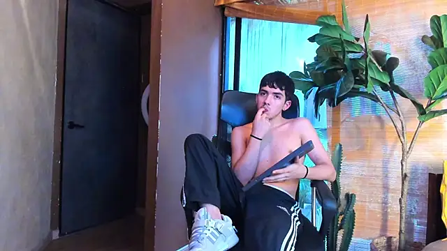 Онлайн чат XXX AxelStong