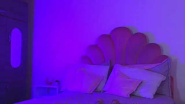 Chat +18 de MiaColucci18 ao vivo