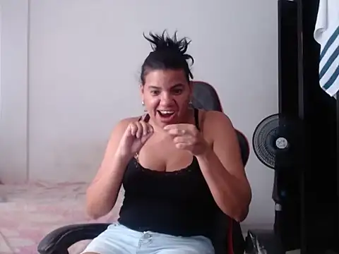 Chat +18 de Adriana_0312 ao vivo