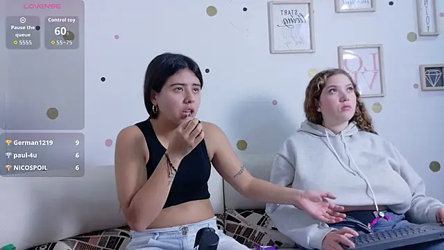 Emilyblosom-y-MiaRose 即時 XXX 聊天