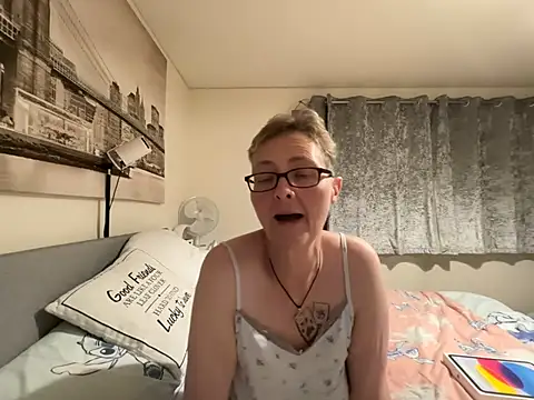 Curvy-Jinx's Live XXX Chat