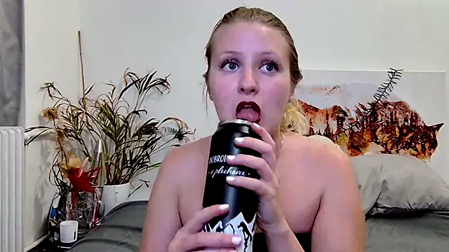 XXX chat uživo modela MileyGreyx
