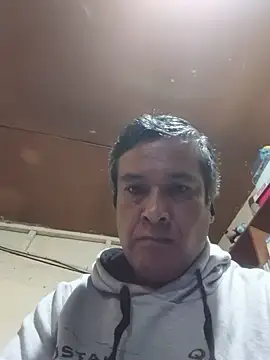 Riki121274: διαδικτυακό σόου στην κάμερα