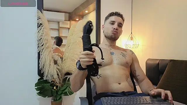 Kiing_001 Live XXX-Chat