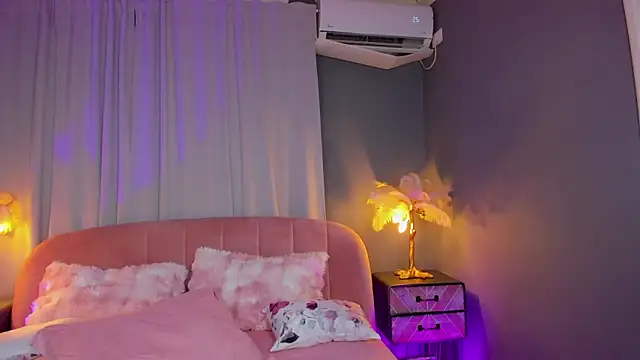 AmedeeaBanks Adlı Modelin Canlı XXX Sohbeti