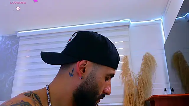 leocross11 Live XXX Chat