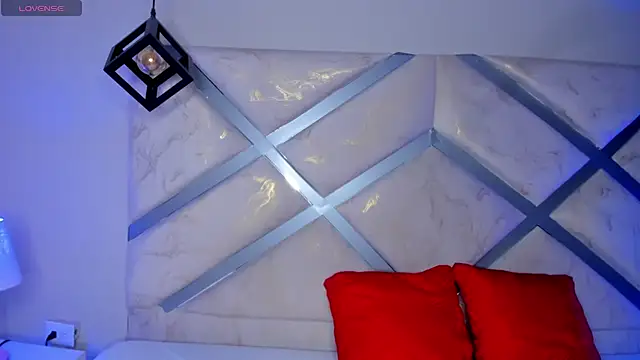 Pokazy przed kamerką – cami_rouxx