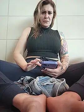 Živý XXX chat HollyTattoo