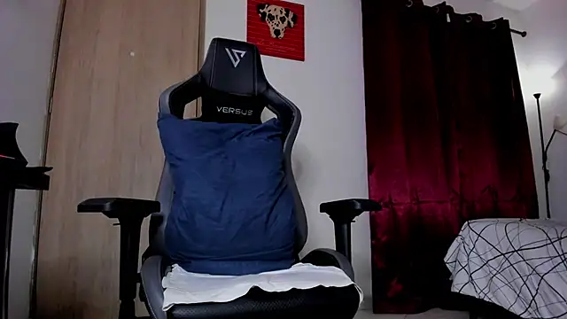Cloudy_pigDude Show Webcam