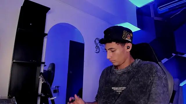 צ'אט XXX בשידור חי של MaxiimoRomano_