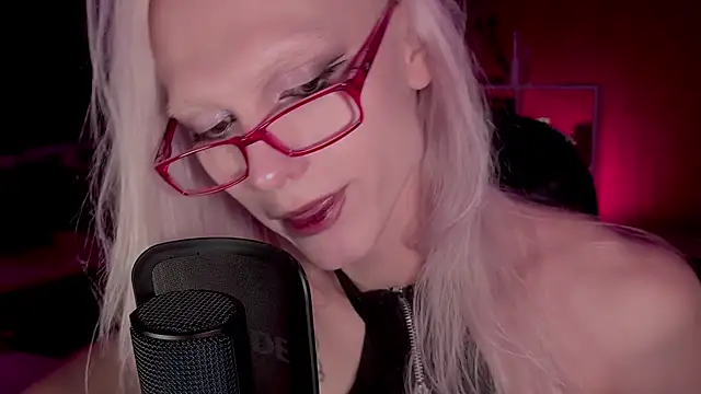 sindLyn Live XXX chat