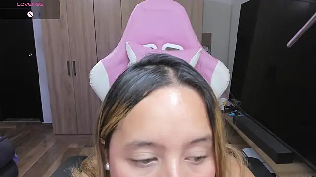 ema_tayy's Live XXX Chat