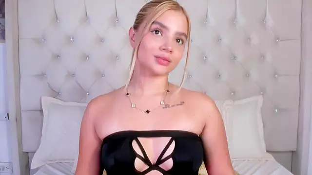 Sofi_glow Adlı Modelin Canlı XXX Sohbeti