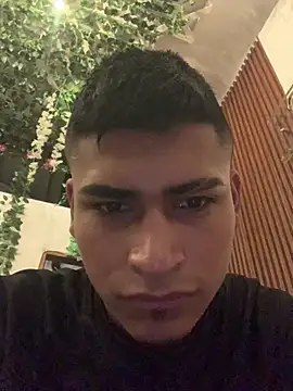 Chat XXX ao vivo de Emiliano_Reyes