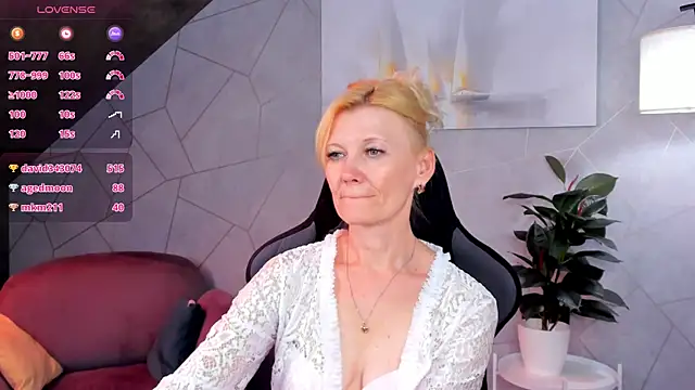 Julie_Lucas' Live XXX Chat