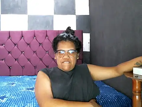Valery-Khloe live XXX chat