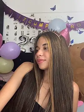 Milleradhara24 Adlı Modelin Canlı XXX Sohbeti