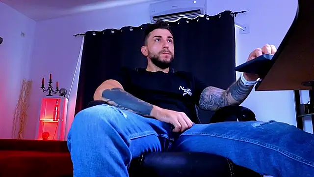 MightyAaron66 Live XXX-Chat