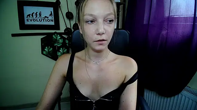 XXX chat uživo modela EmillyPlay