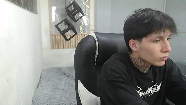 Cry_thereal élő XXX-chatje