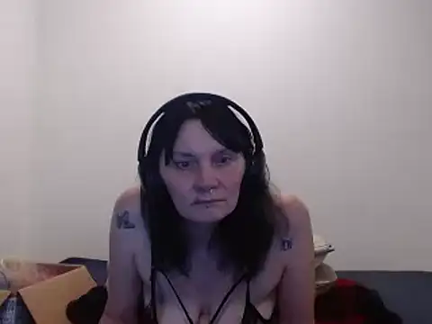 Hotmodel1984: διαδικτυακό σόου στην κάμερα