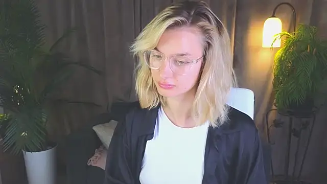NoraMoreau's Live XXX Chat