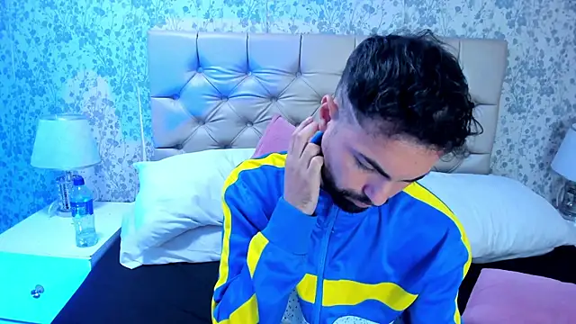 Show modela AndrewCrooss na web-kameri